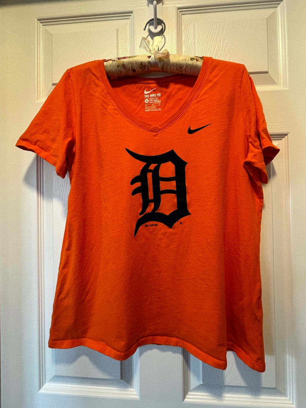 Women’s Nike Detroit Tigers T- Shirt 
Size: XL 
Color: Orange
